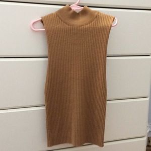 Sleeveless turtleneck